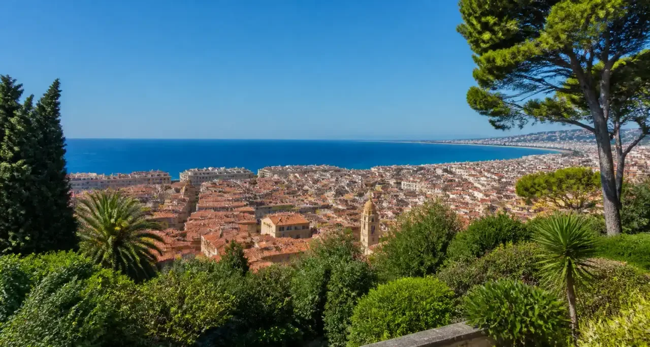Panorama depuis la colline du Château sur les toits de Nice et la mer
