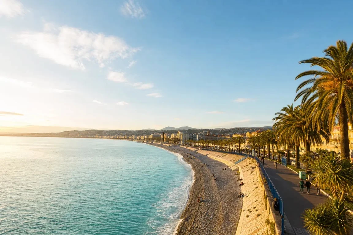 nice city magazine : vue panoramique de Nice depuis la Promenade des Anglais avec la Baie des Anges