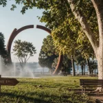 Nice jardin Albert 1er à Nice : allée de marronniers et Arc de Bernar Venet