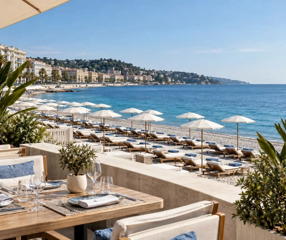 La Vela sur la Promenade des Anglais à Nice avec terrasse, plage privée et transats face à la baie des Anges