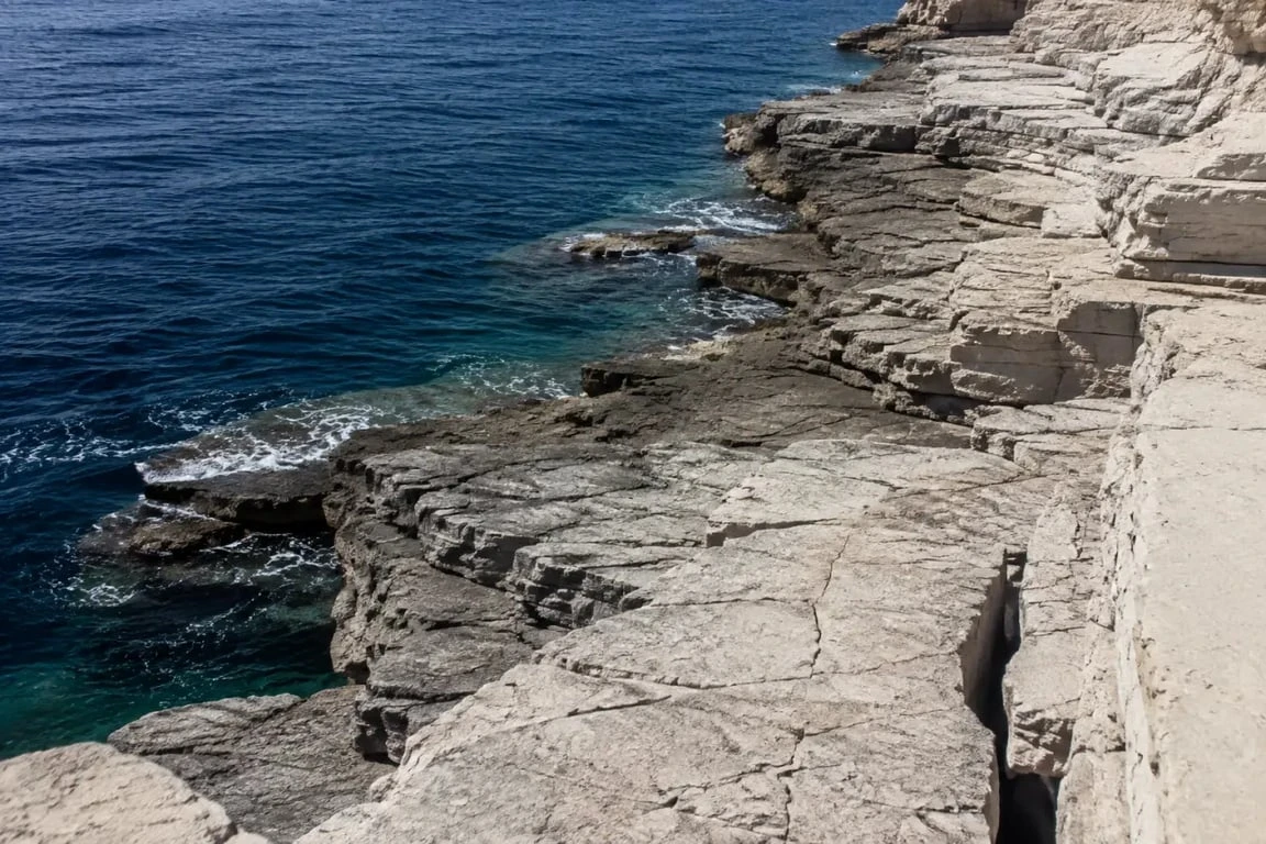 Nice plages publiques : rochers et accès à la mer à Coco Beach au Cap de Nice