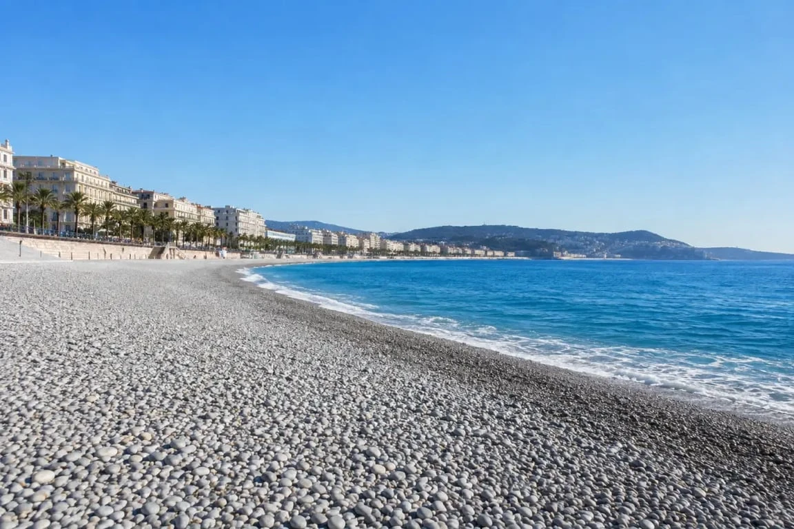 Nice plages publiques : plage de galets du Centenaire sur la Promenade des Anglais