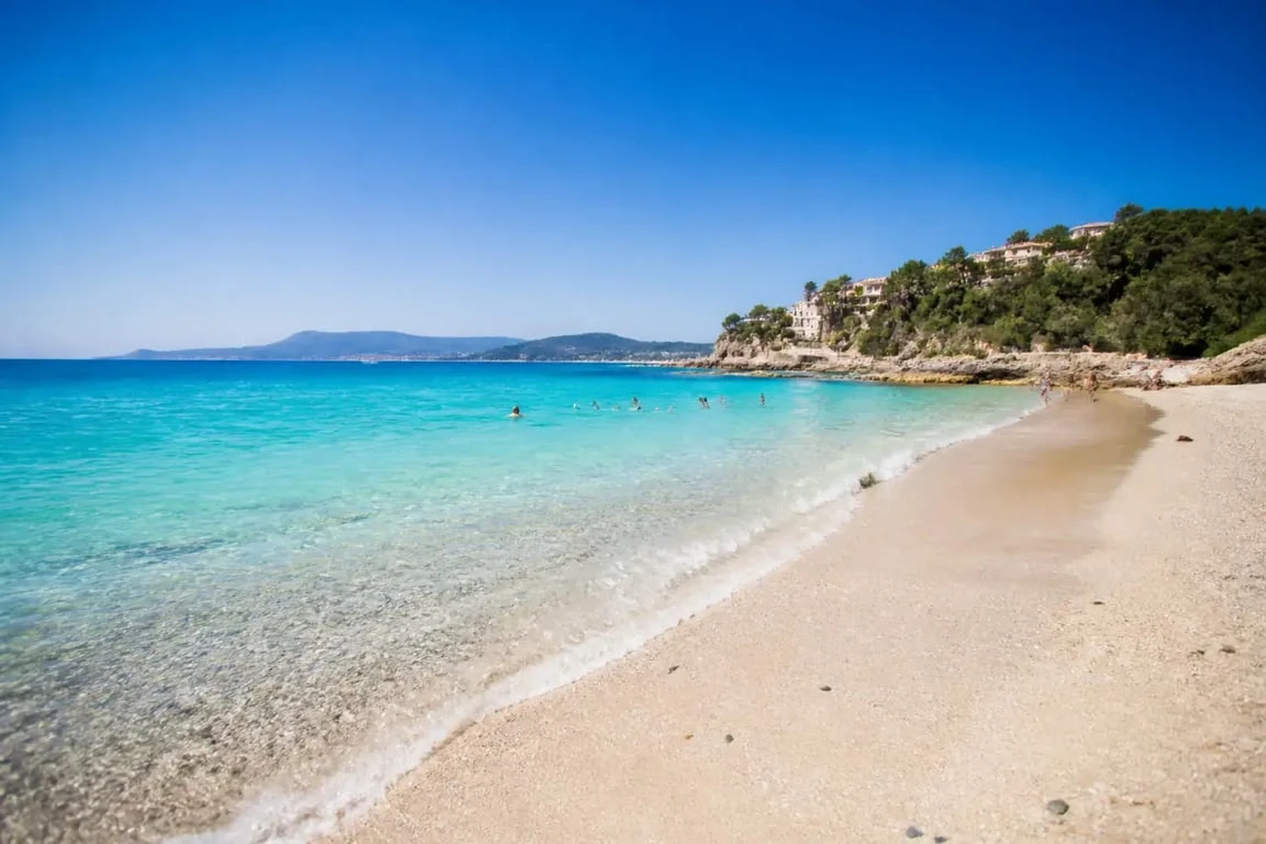Nice plages de sable : plage de Juan-les-Pins au sable fin et mer turquoise
