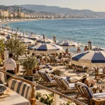 La Vela promenade des anglais Nice : plage privée, transats et vue mer Méditerranée