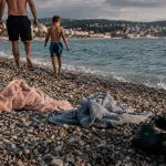 Nice plages publiques, galets et mer près de la Promenade des Anglais