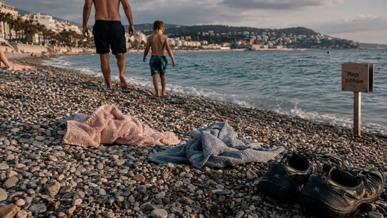 Nice plages publiques, galets et mer près de la Promenade des Anglais