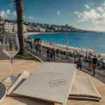 Vue mer pour restaurants bord de mer Nice, table près de la plage