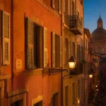 Ruelle vieux nice au Vieux-Nice, façades couleur safran à golden hour