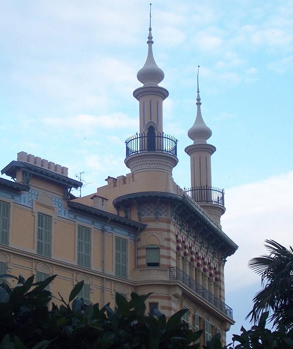 Minarets et façade de l’ancien hôtel Alhambra