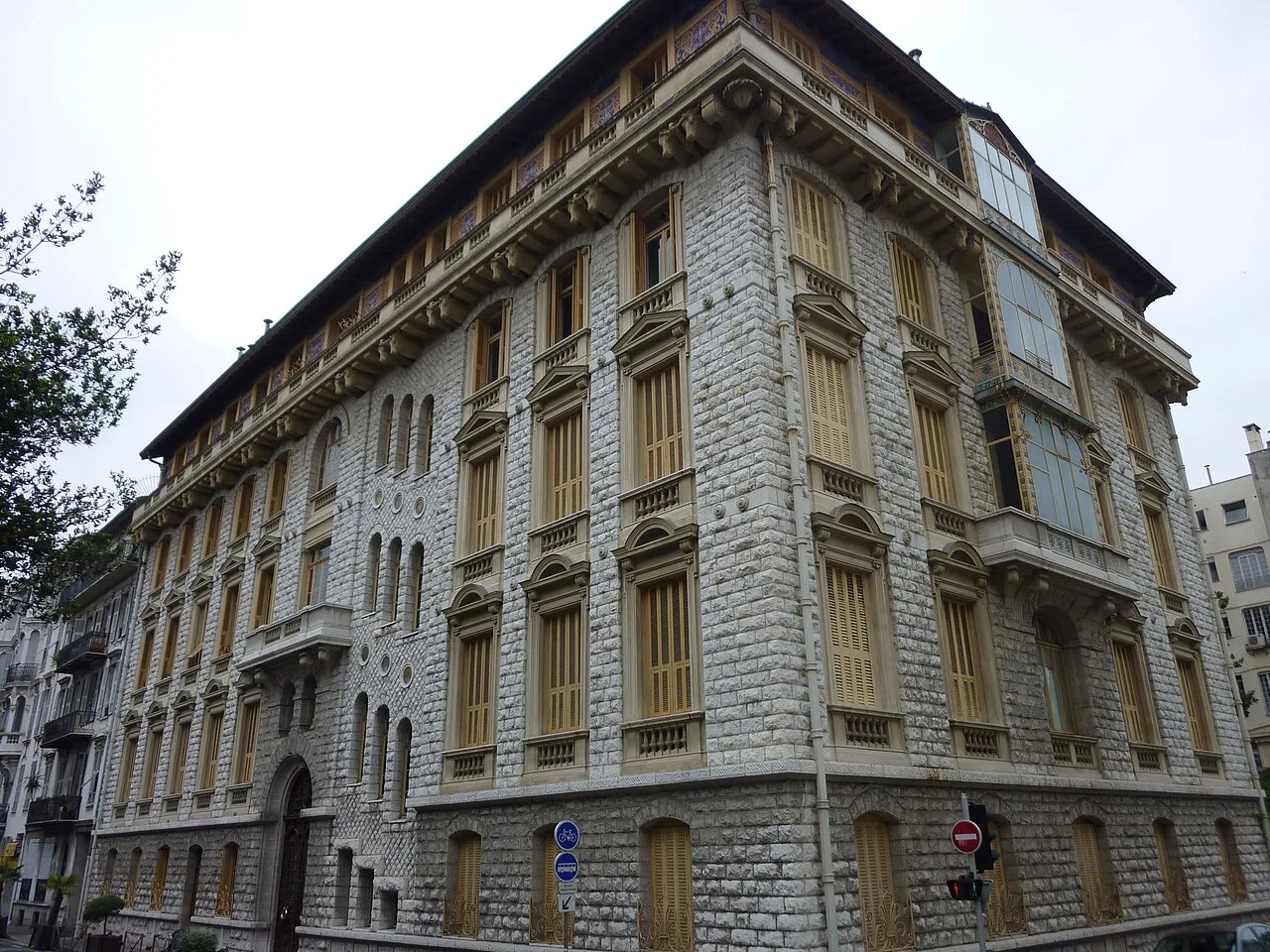 Façades et balcon du palais Baréty à Nice