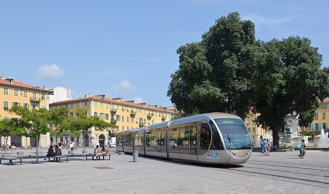 Tramway devant les arcades de la place Garibaldi