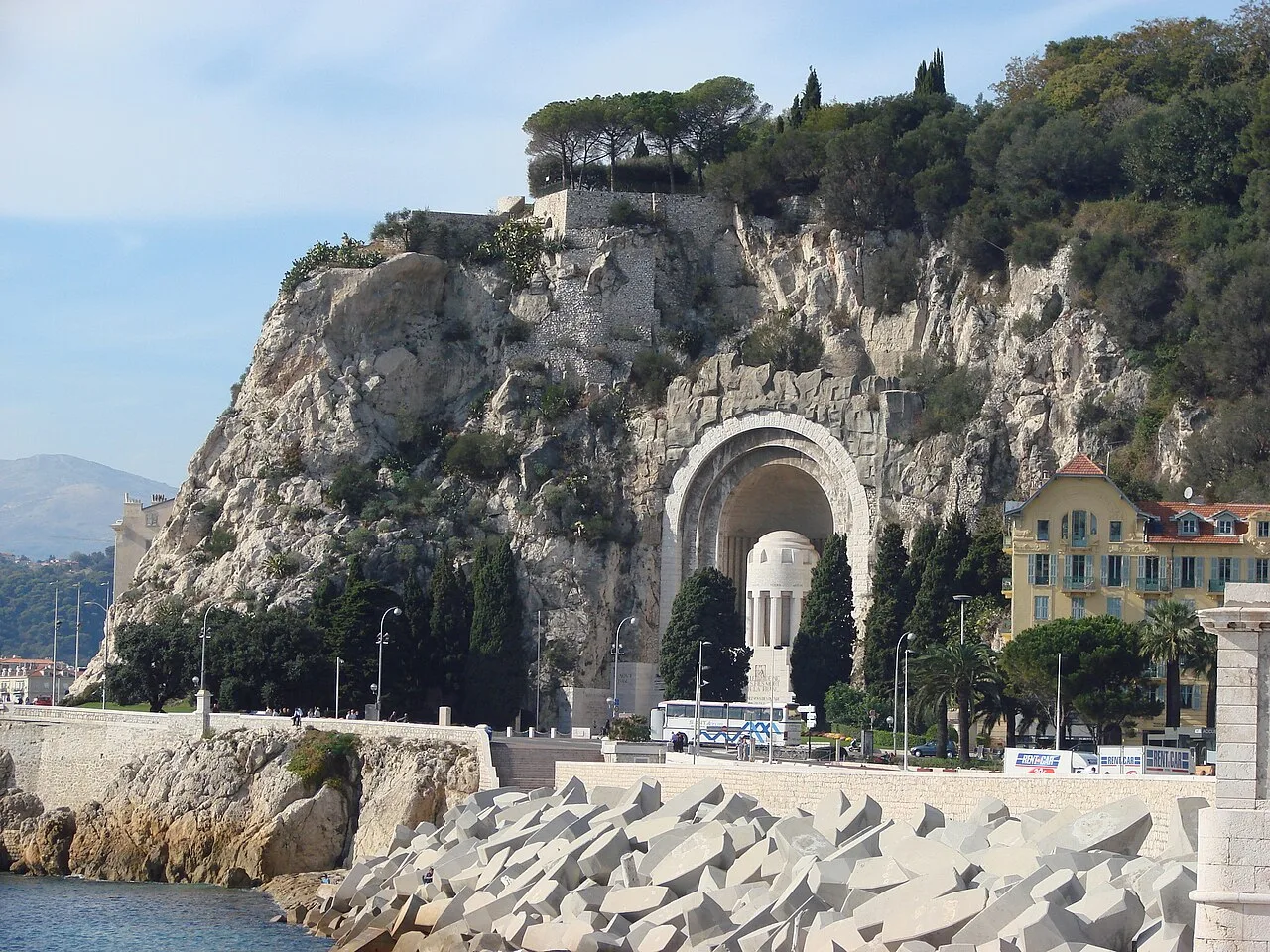 Monument aux morts de Rauba-Capeù au pied de la falaise
