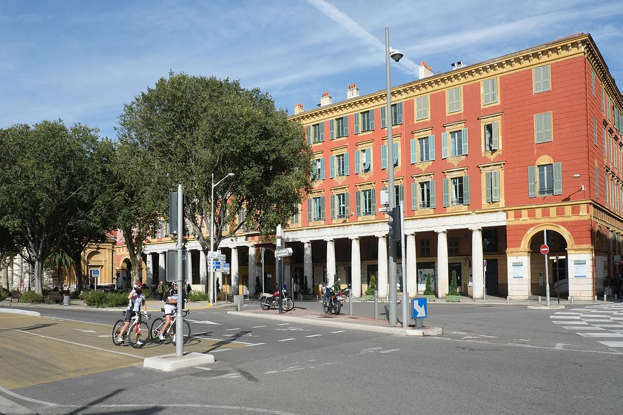 Façades à portiques de la place Île-de-Beauté au fond du port Lympia