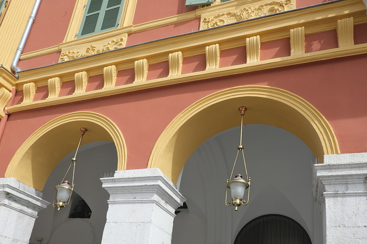 Arcades et façades de la place Masséna à Nice