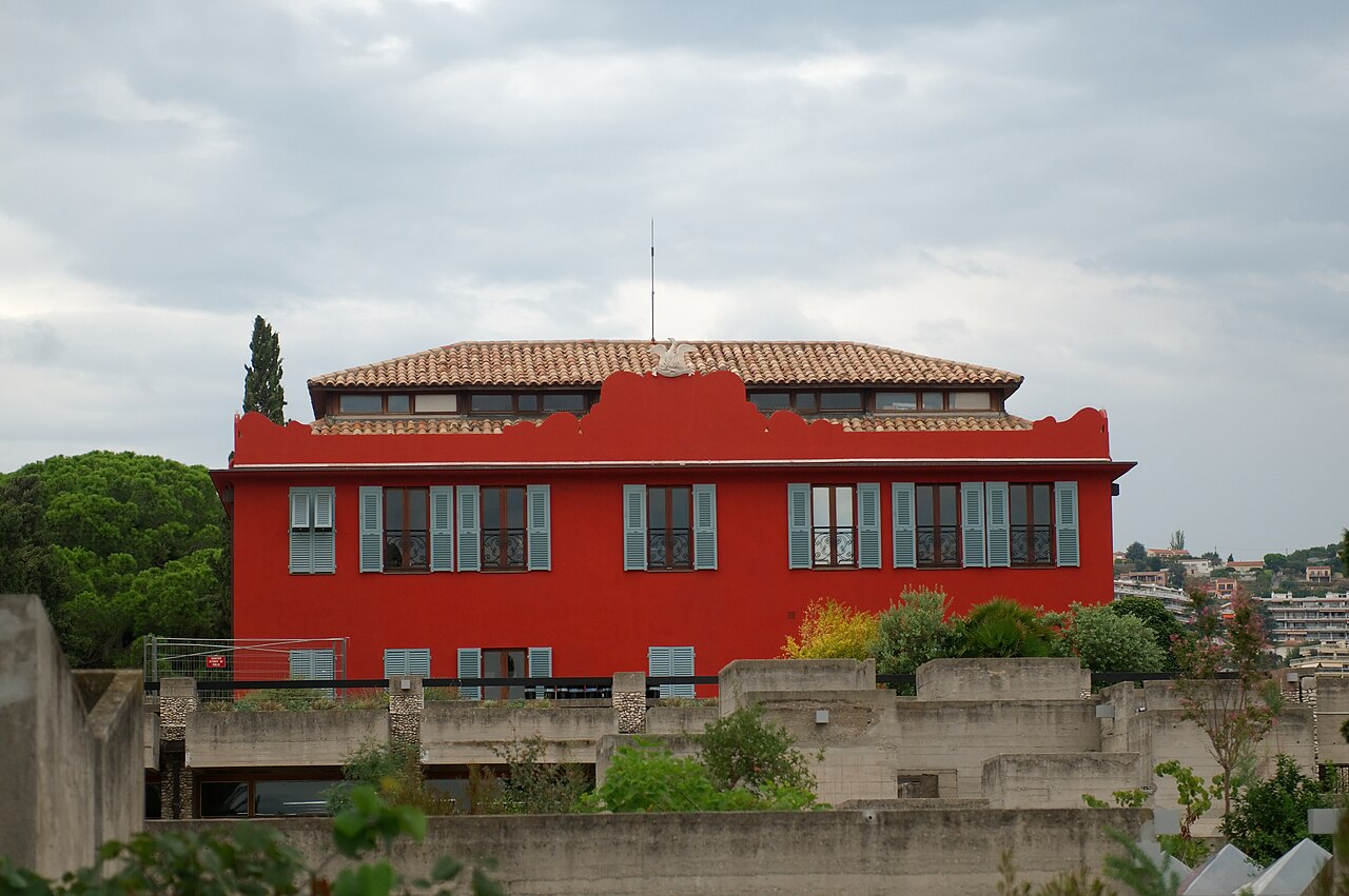 Villa ancienne aux murs rouges au sein de la Villa Arson