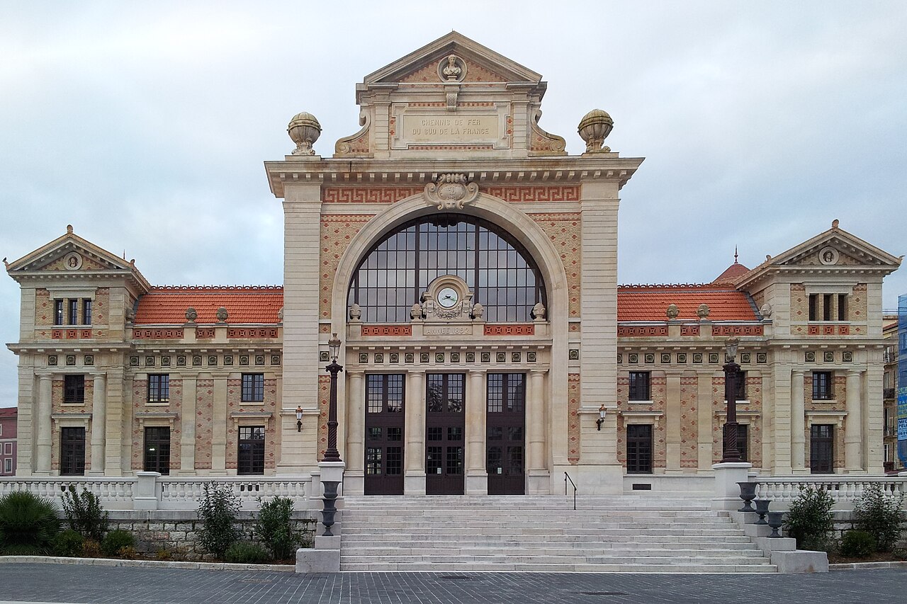 Façade restaurée de la gare du Sud à Nice, photographiée le 1er février 2014