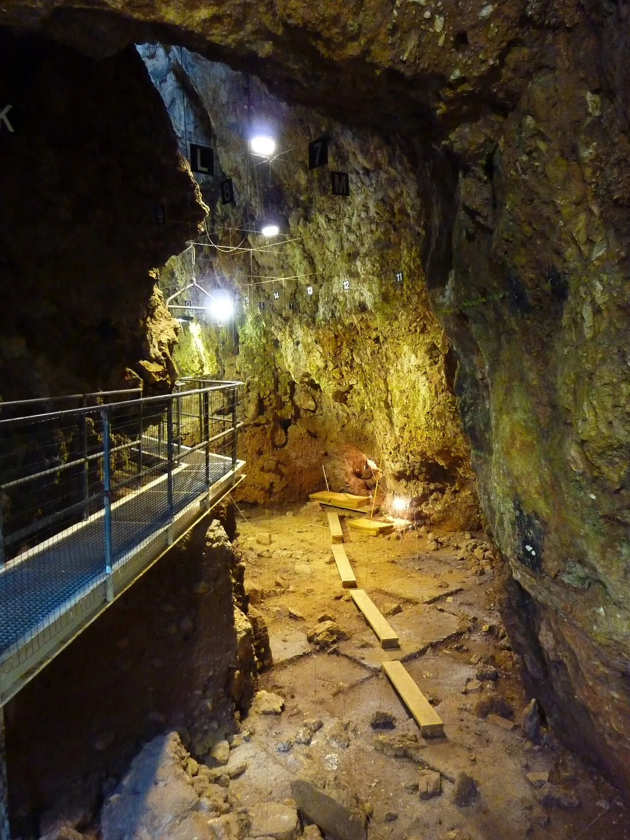 Fouilles de la grotte du Lazaret le 24 mai 2010, avant l’aménagement du parcours de visite
