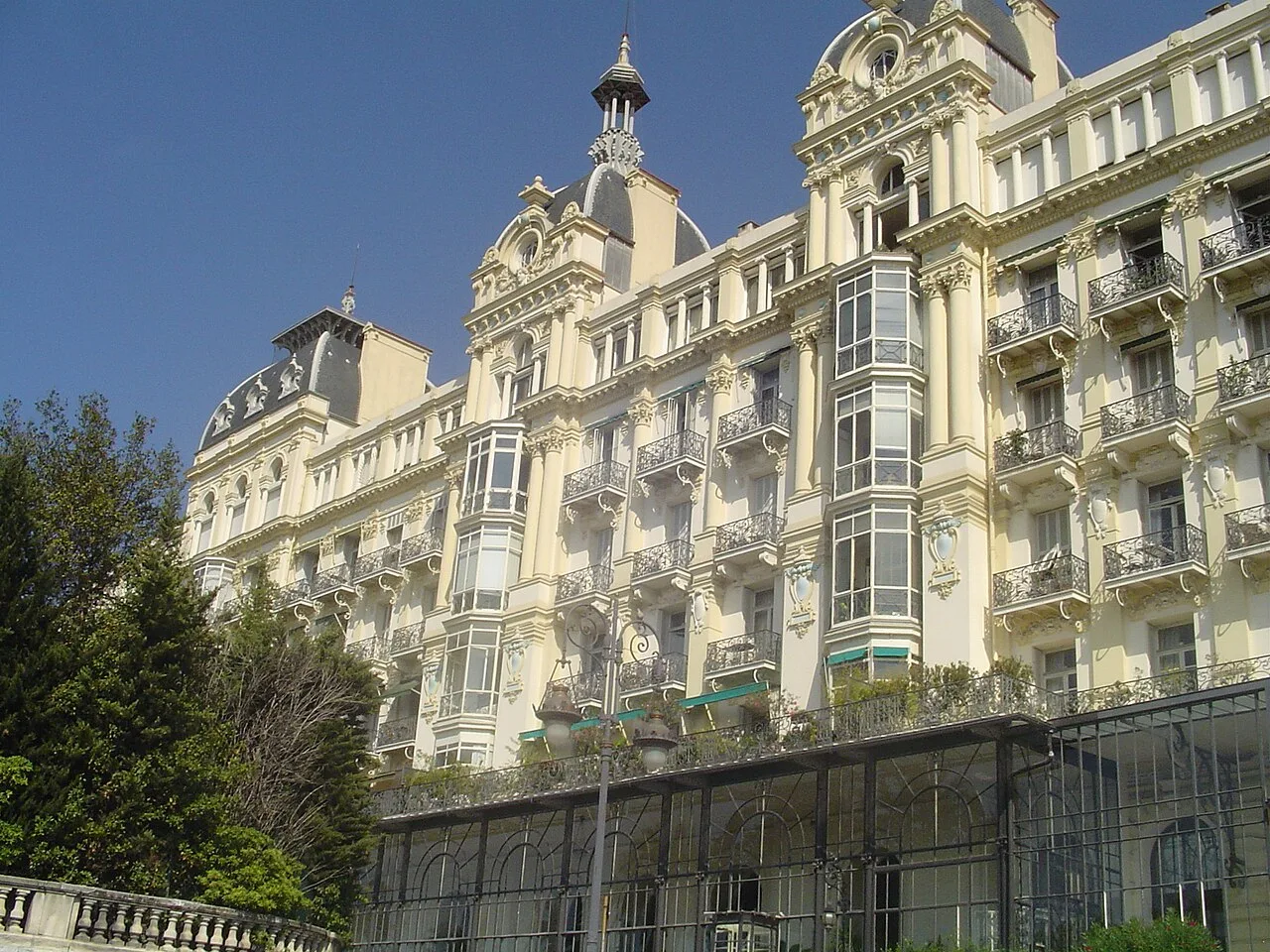 Façade et couronnements de l’ancien hôtel Regina à Nice