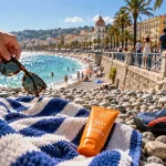 Station balnéaire des Alpes Maritimes : serviette sur galets, Promenade des Anglais, mer turquoise